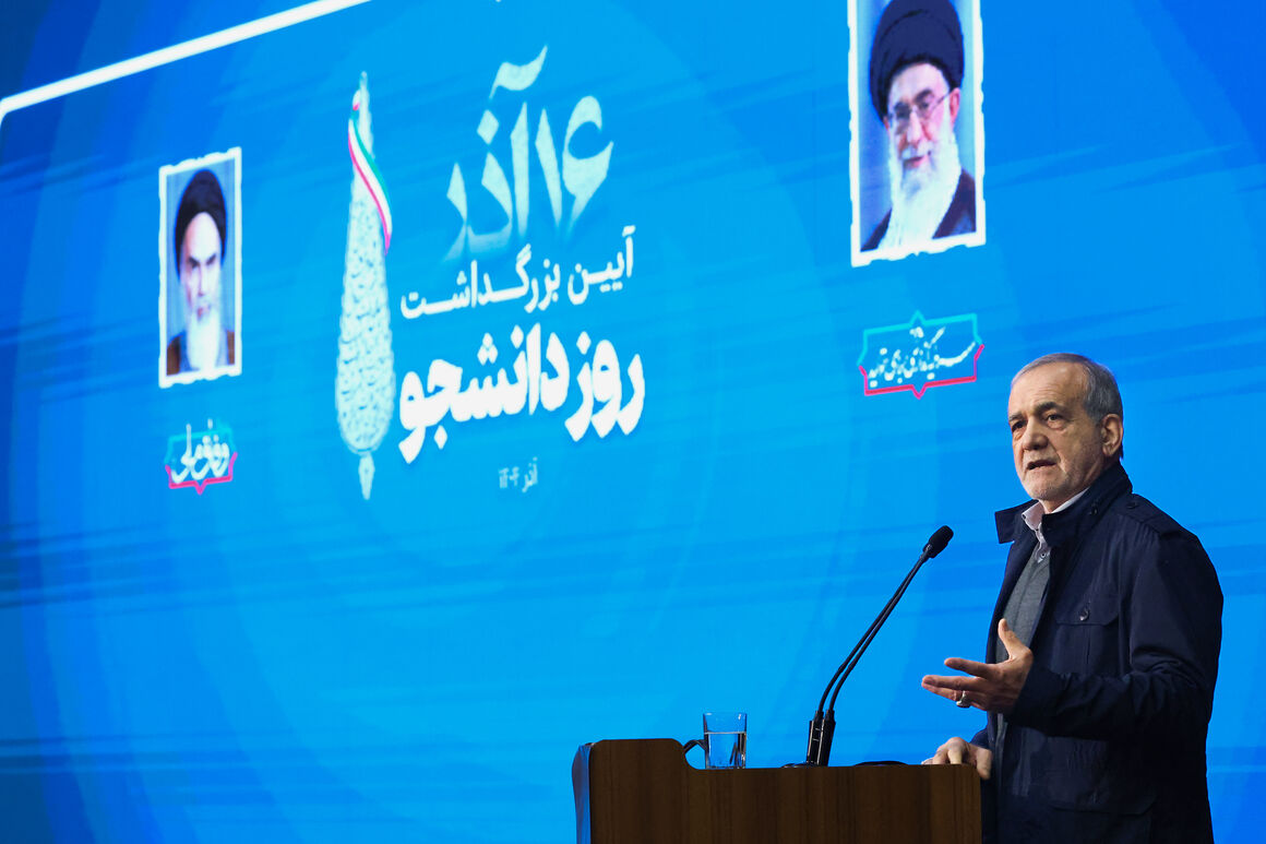 وضع فعلی بنزین عادلانه نیست و به ضرر محرومان است